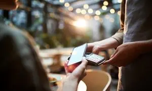 تجهیز کارت‌ خوان‌ های پارسیان به پرداخت موبایلی