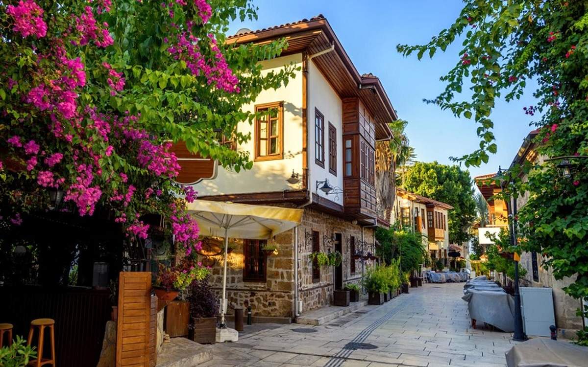 آنتالیا یا دبی؟ تفاوت های سفر به دو مقصد دیدنی