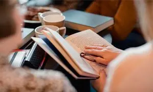 بررسی کتاب «خندهٔ خورشید، اشک ماه» در گارنت