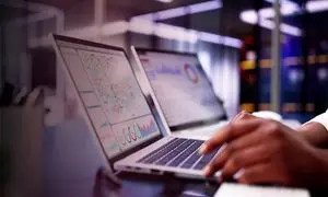 چرا کسب و کارهای محلی باید در پی جو ثبت نام کنند ؟ (مزایای رایگان و پولی)