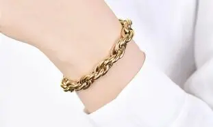 ترند داغ دستبند طلا زنانه؛ ستاره‌ها همه انتخابش کردن!