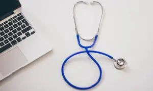 ارائه خدمات رایگان دکتر ساینا در دوران جنگ