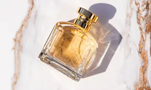 چطور استفاده مجدد از شیشه عطر به کاهش هزینه و ضایعات کمک می‌کند؟