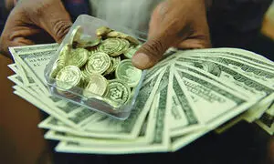 ادامه کاهش قیمت طلا / ارز گران شد