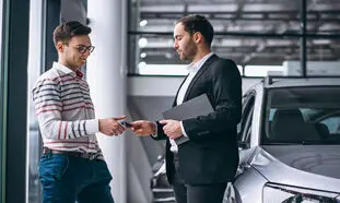 اهمیت بیمه و تعهدات در اجاره خودرو؛ آنچه هر مشتری قبل از امضا باید بداند