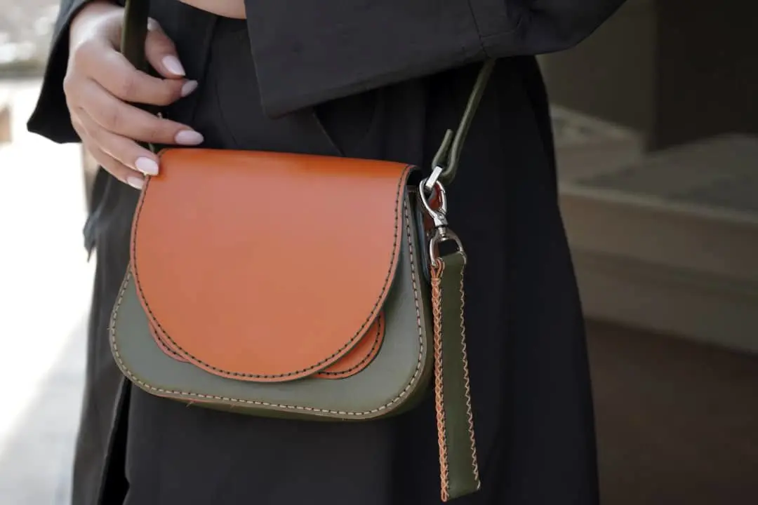 از یک اتاق کوچک تا برند «نیان»؛ مسیر موفقیت کارآفرین چرم‌دوز ایرانی