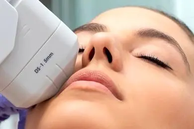 بهترین مرکز هایفوتراپی را بر اساس چه معیاری انتخاب کنیم؛ دستگاه پیشرفته یا تجربه متخصصان؟