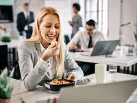 افزایش نشاط و بهره‌ وری پرسنل با میان‌ وعده‌ های مقوی و خوشمزه حلوالند