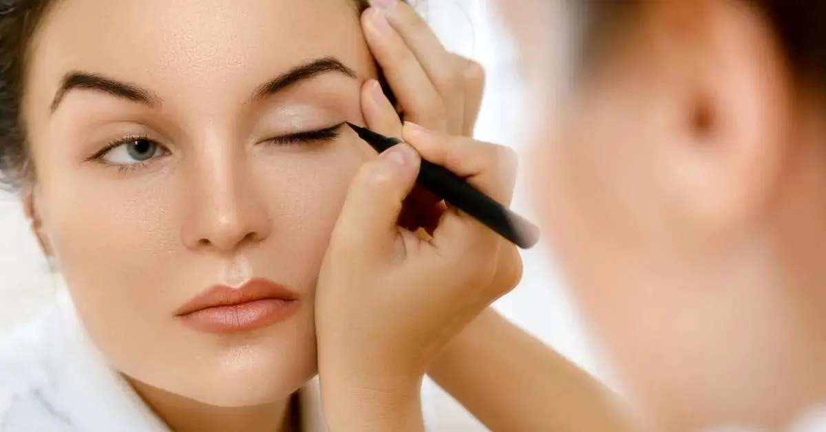 آموزش خط چشم روباهی؛ تکنیکی مدرن برای چشمهایی کشیده و جذاب