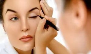 آموزش خط چشم روباهی؛ تکنیکی مدرن برای چشم‌هایی کشیده و جذاب