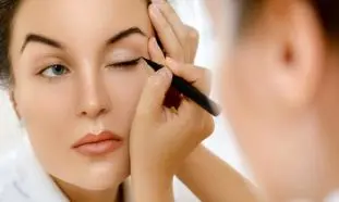 آموزش خط چشم روباهی؛ تکنیکی مدرن برای چشم‌هایی کشیده و جذاب