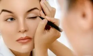 آموزش خط چشم روباهی؛ تکنیکی مدرن برای چشم‌هایی کشیده و جذاب