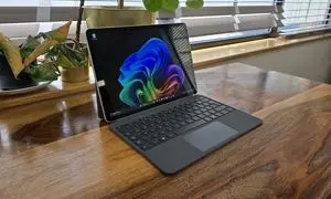 ۷ اشتباه رایج در نگهداری از سرفیس که عمر دستگاه شما را کم می‌ کند