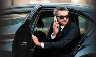 اجاره خودرو با راننده یا بدون راننده؟ کدام برای قرارهای کاری در تهران مناسب تر است؟