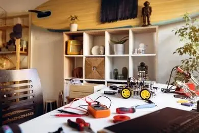 راهنمای کامل انتخاب منبع تغذیه آزمایشگاهی متغیر: انواع، کاربردها و نکات خرید