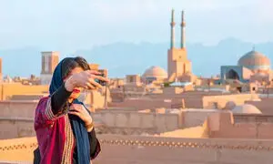 گردشگر ایرانی میان یک بام و دو هوا گیر کرده است