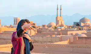 گردشگر ایرانی میان یک بام و دو هوا گیر کرده است