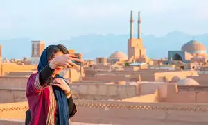 گردشگر ایرانی میان یک بام و دو هوا گیر کرده است