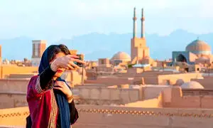 گردشگر ایرانی میان یک بام و دو هوا گیر کرده است