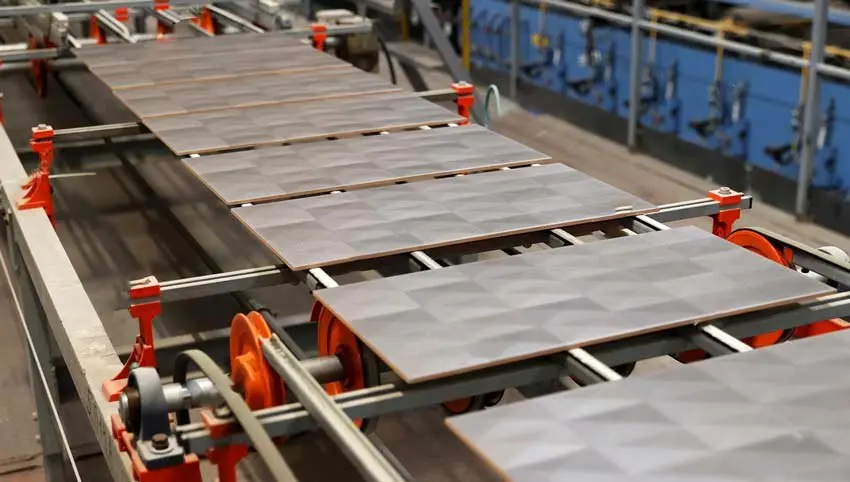 چند درصد تولیدات شرکت های کاشی و سرامیک صادر می‌ شود؟