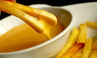 بهترین دستور پخت سیب زمینی سرخ کرده با سس پنیر (ویدیو)