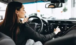 رانندگی زنان بهتر است یا مردان؟ مطالعات علمی پاسخ می‌دهند