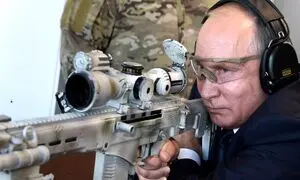 رئیس جمهور با جدیدترین مدل کلاشینکوف شلیک می‌کند (فیلم)