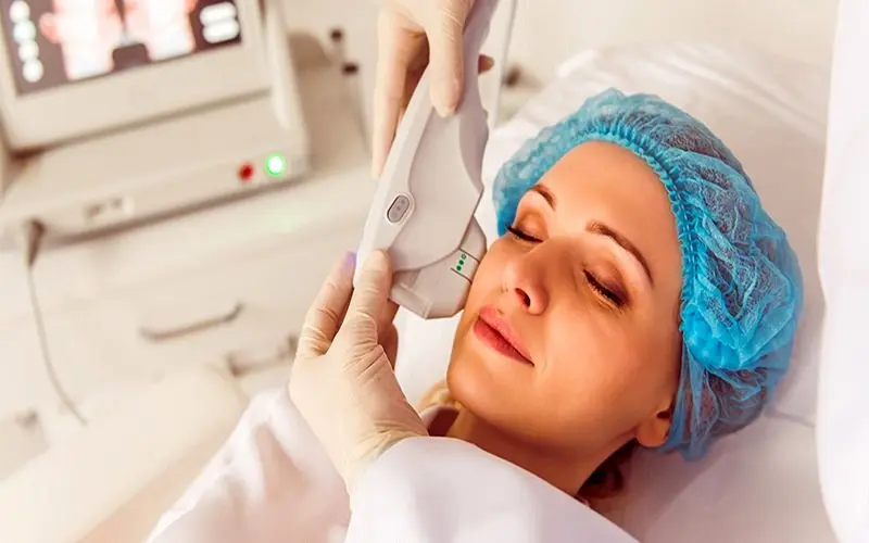 جوانسازی پوست در اصفهان با روش‌ های غیرجراحی / از هایفوتراپی تا تزریق ژل