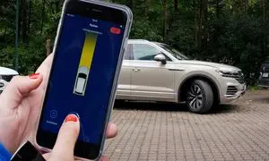 با گوشی ماشین تان را پارک کنید؛ سیستم جدید فولکس واگن (ویدیو)