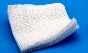 چگونه گاز استریل چسبیده به بخیه را جدا کنیم؟