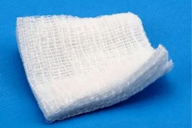 چگونه گاز استریل چسبیده به بخیه را جدا کنیم؟