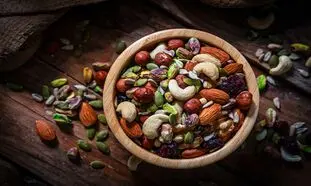 کدام خشکبارها برای میان‌وعده سالم جایگزین بهتری برای تنقلات هستند؟