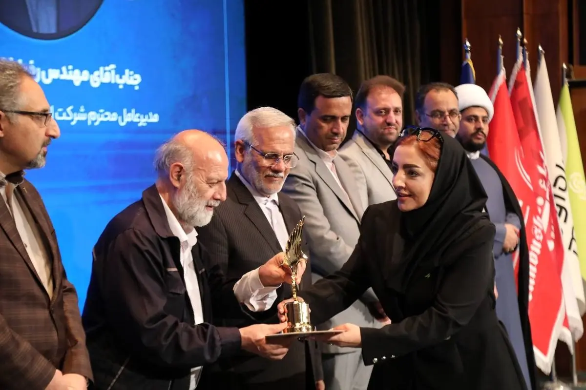 مبین‌نت تندیس زرین ملی و اعتبارنامه تعهد به مسئولیت اجتماعی را کسب کرد 