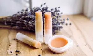 سه بالم لب با رایحه دلنشین برای محافظب از پوست لب