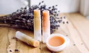 سه بالم لب با رایحه دلنشین برای محافظب از پوست لب