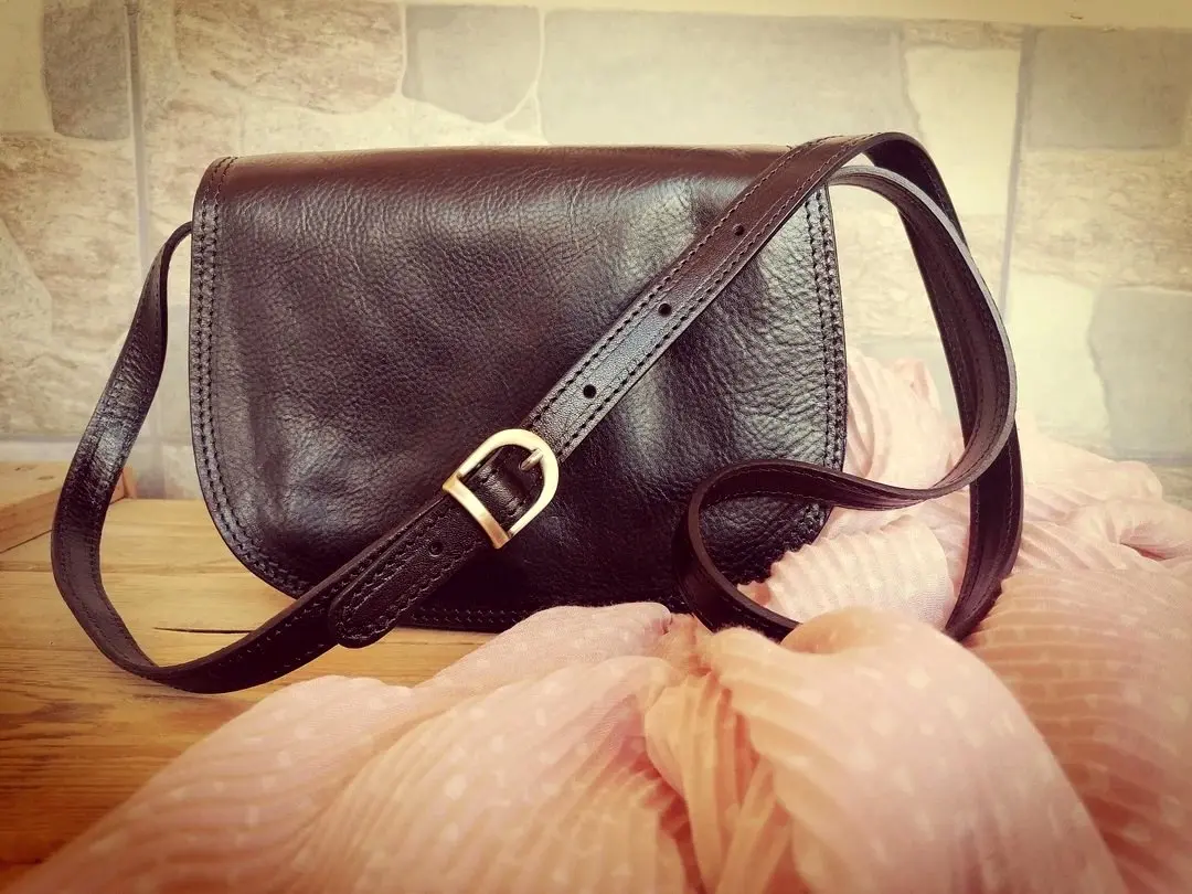 چگونه کیف دوشی چرم را با لباس های مختلف ست کنیم؟