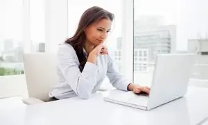 چطور با یک بلوز زنانه سفید در محل کار حرفه‌ای و جذاب دیده شویم؟