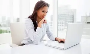 چطور با یک بلوز زنانه سفید در محل کار حرفه‌ای و جذاب دیده شویم؟