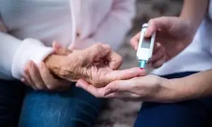 چطور با کمترین زحمت، مراقب سلامت سالمندان باشیم؟