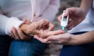 چطور با کمترین زحمت، مراقب سلامت سالمندان باشیم؟