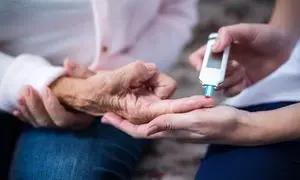 چطور با کمترین زحمت، مراقب سلامت سالمندان باشیم؟