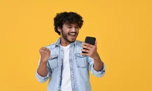 آیفون ۱۳ و موتورسیکلت در مسابقه باجت 
