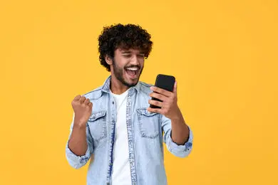 آیفون ۱۳ و موتورسیکلت در مسابقه باجت 