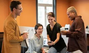 داستان «با دوستات پاتوقش کن» چیست؟