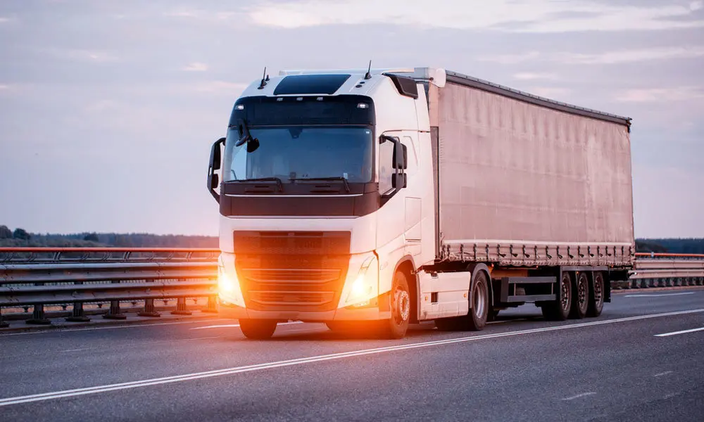 مزایای کامیون چادری برای بارهای پالتی و بسته‌بندی شده چیست؟