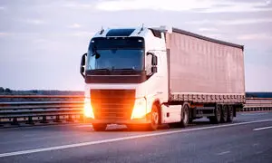 مزایای کامیون چادری برای بارهای پالتی و بسته‌بندی شده چیست؟