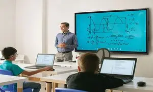 برد هوشمند یا نمایشگر لمسی؟ راهنمای انتخاب بهترین ابزار آموزشی برای کلاس‌های امروزی