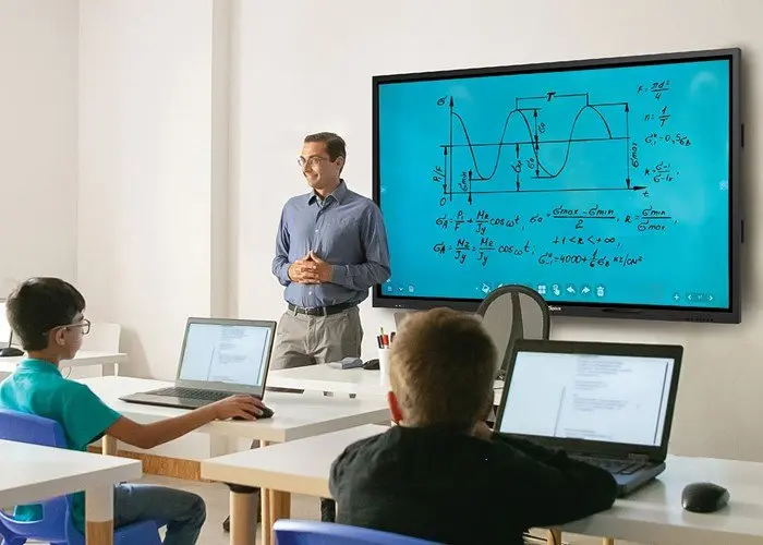 برد هوشمند یا نمایشگر لمسی؟ راهنمای انتخاب بهترین ابزار آموزشی برای کلاس‌های امروزی