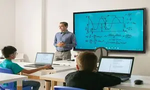 برد هوشمند یا نمایشگر لمسی؟ راهنمای انتخاب بهترین ابزار آموزشی برای کلاس‌های امروزی