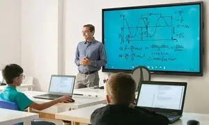 برد هوشمند یا نمایشگر لمسی؟ راهنمای انتخاب بهترین ابزار آموزشی برای کلاس‌های امروزی